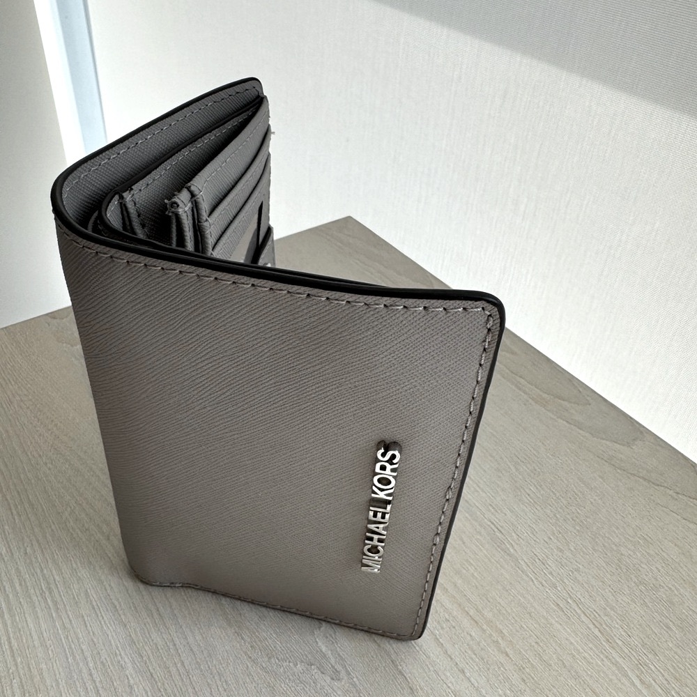 🆕Michael Kors Bifold Grey Leather Wallet